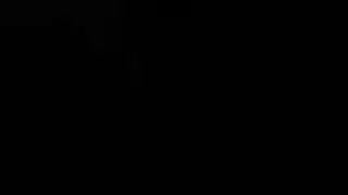 يكشف طيزها من التنوره وينكها