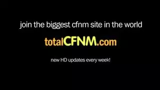 فتاة تخلع جميع ملابسها