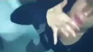 شقراء وقحة تمط فتحتها بواسطة دسار