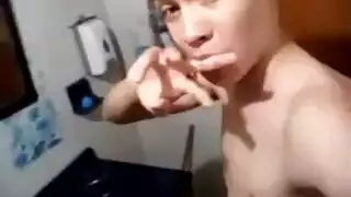 فتى جذاب يتلقى صفعًا بالحزام في فيلم هاوي صريح