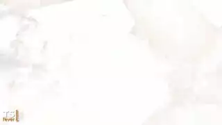 عاهرة خنثى صغيرة تُمارس معها الجنس على وجهها وتُملأ بالسائل المنوي