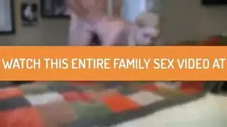 لقاء سحاقي: زوجة الأب عالقة، ابنة الزوج تتحكم