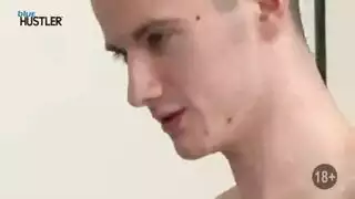 فتاة شقراء تأكل كس في مشهد سحاق إباحي