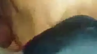 جاسوستان مثارتان تلتقطان أحمقًا يستمني دون أن ينتبه