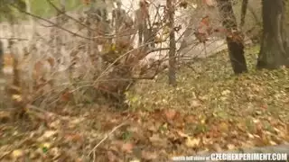 جنس غابة جامد: سكس خارجي قوي في العشب