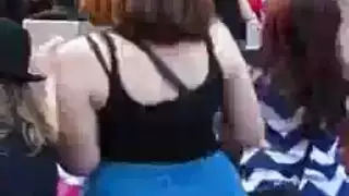 حي الضوء الأحمر: مراهقون يتعاونون على قضيب شاب صلب