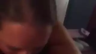مراهقة يائسة تمارس الجنس مع رجل أكبر في سريره الضخم
