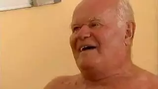 تغري جدها العجوز