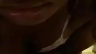 كبيرة الثدي السمراء تفتح شفرات كسها على مصراعيها