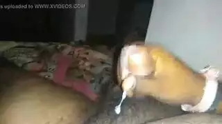 رعشة قرنية قبالة الفتاة بعد جلسات الجنس مشبع بالبخار لها ولدها المشاغب
