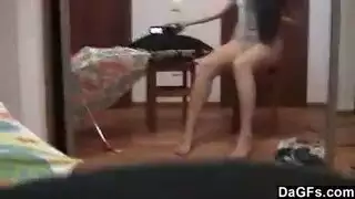 فتاة كاميرا ساخنة تثير الجوارب لعرض إباحي صريح
