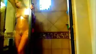مراهقة صدرها صغير تمارس جنس عنيف في الحمام