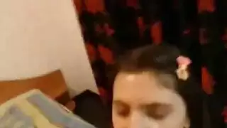 مراهقة ساخنة في إباحية صريحة: نزول مزدوج مع صديقها وغريب