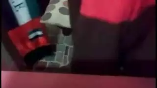زوجة تايلاندية مطيعة تستخدم لسانها وأصابعها بشراسة
