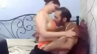 الأخ يوسخ مقعد الحمام