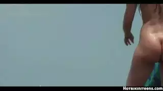 متلصص صغير يلتقط ثلاثي مراهقين جامح على الشاطئ