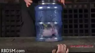 سكس عنيف مع الحيوانات: يضخها مليئة بالمني السميك