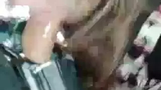 إناث يستخدمن قضبانًا اصطناعية في جنس جماعي صريح