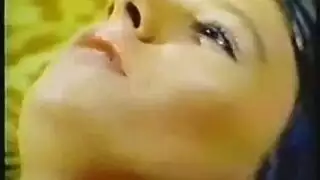 الفحل الأبيض يملأ كساً جميلاً بالسائل المنوي
