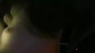 شاب يهيمن على أم مثيرة في فعل إباحي