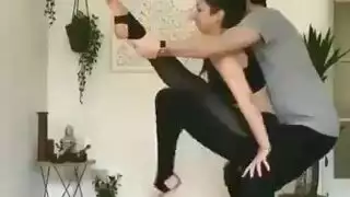  فتيات مثيرات يركعن يدخنّ ويمصّ لتصوير فيلم جنسي جماعي