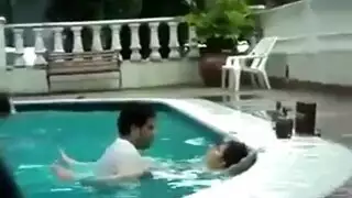 فتاة قزم تمتلئ بعمق