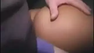 عاهرة سمراء ممتلئة تتوسل لقذف داخلي