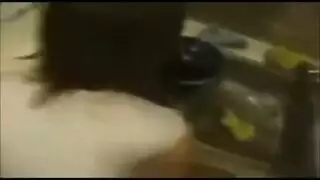 فلبينية شابة تأخذ قضيبًا كبيرًا في مؤخرتها وحفها