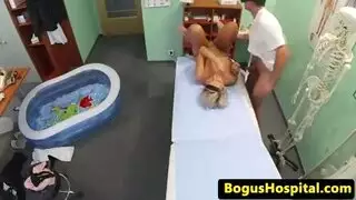 ناضجة مثيرة تتوسل لدفعات قوية مع كلام قذر