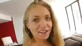 ولد ظريف منحنيًا كاشفًا عن مؤخرته الكبيرة المستديرة