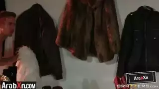 حفلة نيك علنية في المتجر: زب داني دي الكبير ينيك بقوة