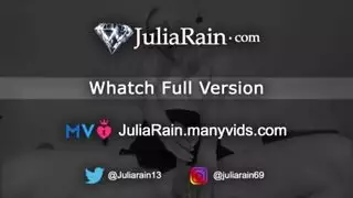 يضرب مهبلها المتلهف في جلسة مساعدة إباحية