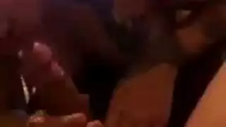 صفع مؤخرتها قبل الشرج على الأريكة