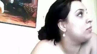 مصري يضرب عاهرة سعودية ذات أثداء كبيرة في عرض كاميرا صريح
