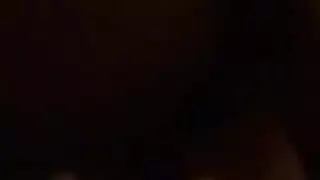 سمراء مجنونة تنكّب مؤخرتها البيضاء من قبل الكاتب الثري