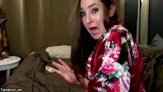 فتى صغير يدك حفر أمه الضيقة في مشهد إكس إكس إكس صريح