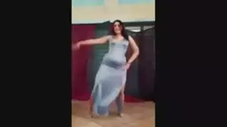 عرض غرفة نوم إباحي: رقصة الزوجة المثيرة لرفع قضيبه