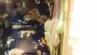 عاهرة ذات قوام ممتلئ تتباهى بملابس داخلية شفافة ثم يتم قذف وجهها