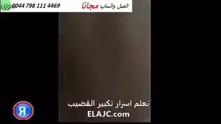 مؤخرة سوداء تأخذ ضخًا بطيئًا وعميقًا من قضيب الشاب العربي الصلب