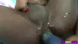 متعة ذاتية لشيميل: قضيب صناعي عميق في الشرج