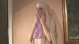 محجبة شهوانية تمارس الجنس بقوة في مشهد إباحي