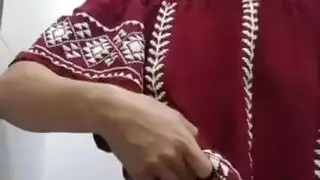 الفتاة الشبقية تتعرى، تداعب بظرها، وتستعرض مؤخرتها الكبيرة