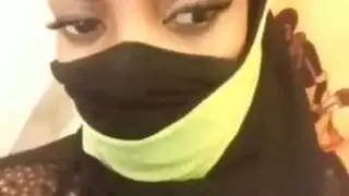  عاهرة محجبة مثيرة تكشف عن ثدييها الطبيعيين الضخمين