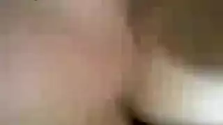 امرأة ناضجة تخفي وجهها وهي تعبث بفرجها بأصابعها