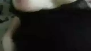 مزة هيجانة حلمة بزها واقفة وهي تتناك