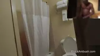 روسية ذات أثداء طبيعية ضخمة تناك بقوة من زب أسود