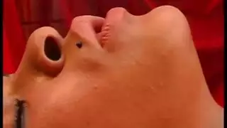 بنات جامحات: جماع سحاقيات مفصّل وجنس فموي