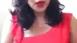يائسة لشحن الرصيد، تعرض فرجها مقابل المال