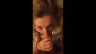 حركات فم مراهقة: جلسة مص مبللة من شقراء