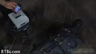 الفتاة الشقراء الصيفية تحب الجنس العلني والمرح المائي